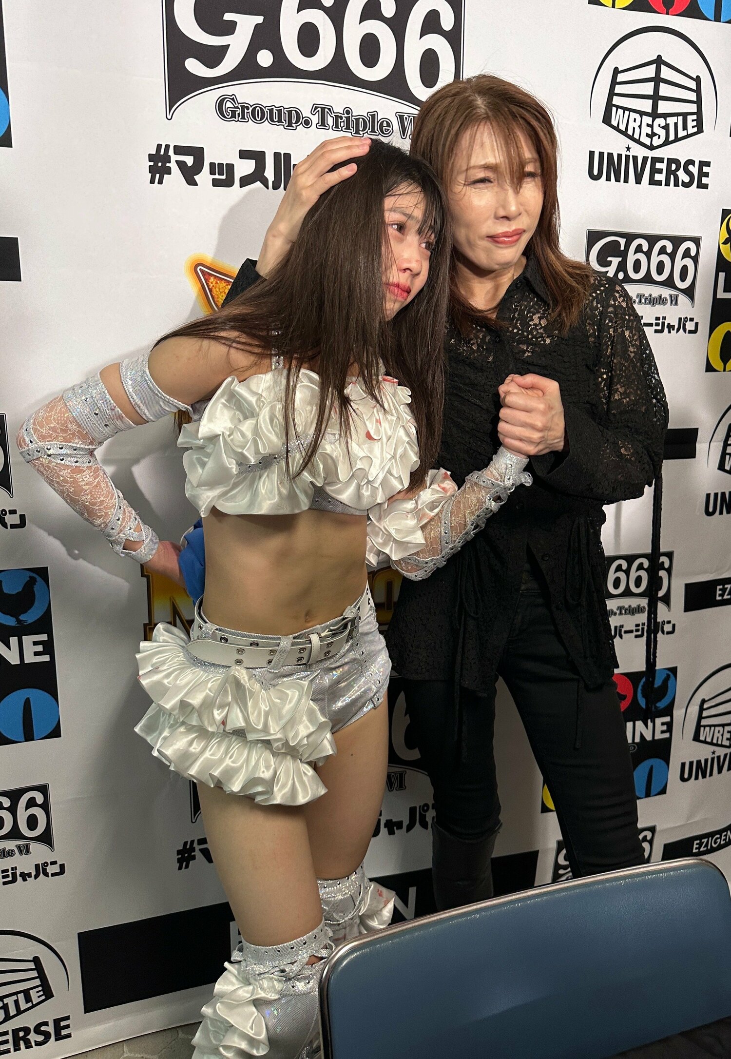 デビュー戦を終えた心希を、バックステージで母・大向は労った