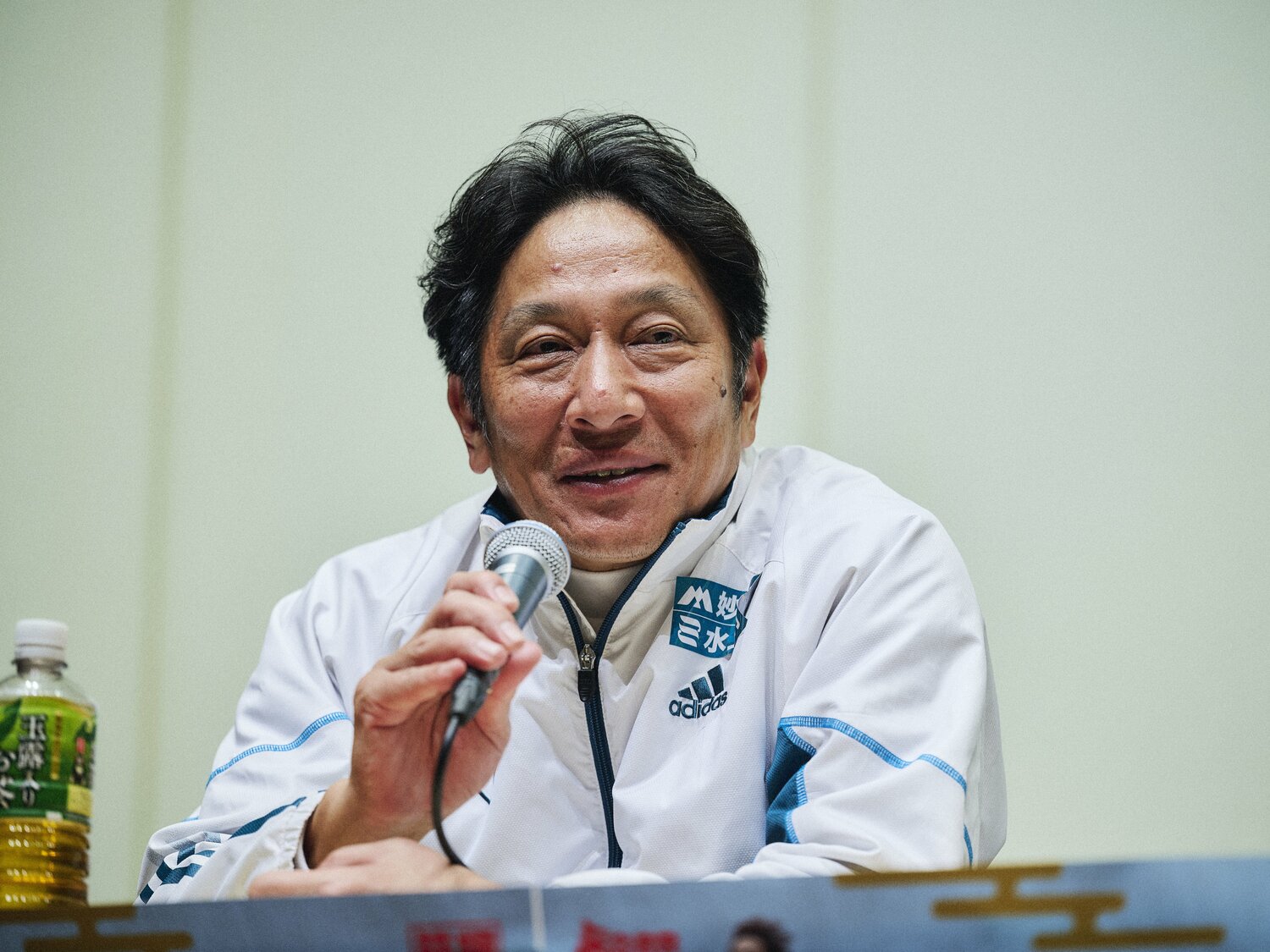 優勝会見の壇上で笑顔を見せる青学大の原監督　©︎Yuki Suenaga