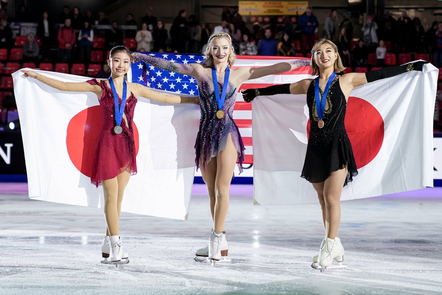 GPファイナル初の金メダルを獲得したアンバー・グレン（中央）と銀メダルの千葉百音（左）、銅メダルの坂本花織　©︎Getty Images