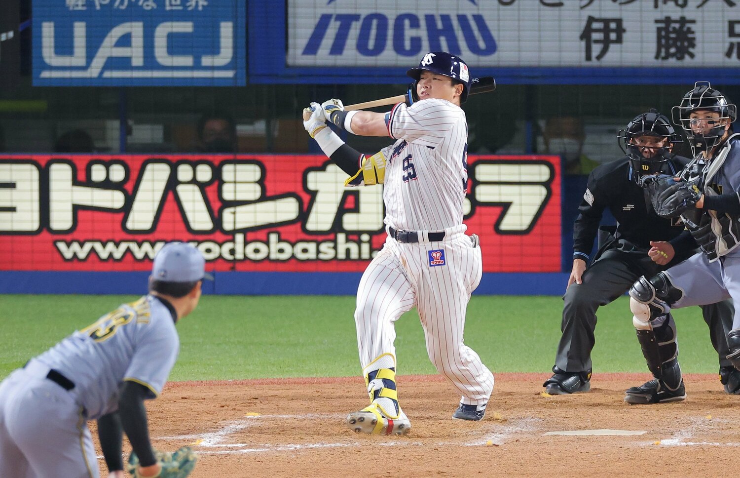 4月17日の阪神戦、村上宗隆は第5打席でフルスイング。空振りとなった直後、自ら交代を申し出てベンチへ下がった。ケガの再発で再び登録抹消に ©Sankei Shimbun