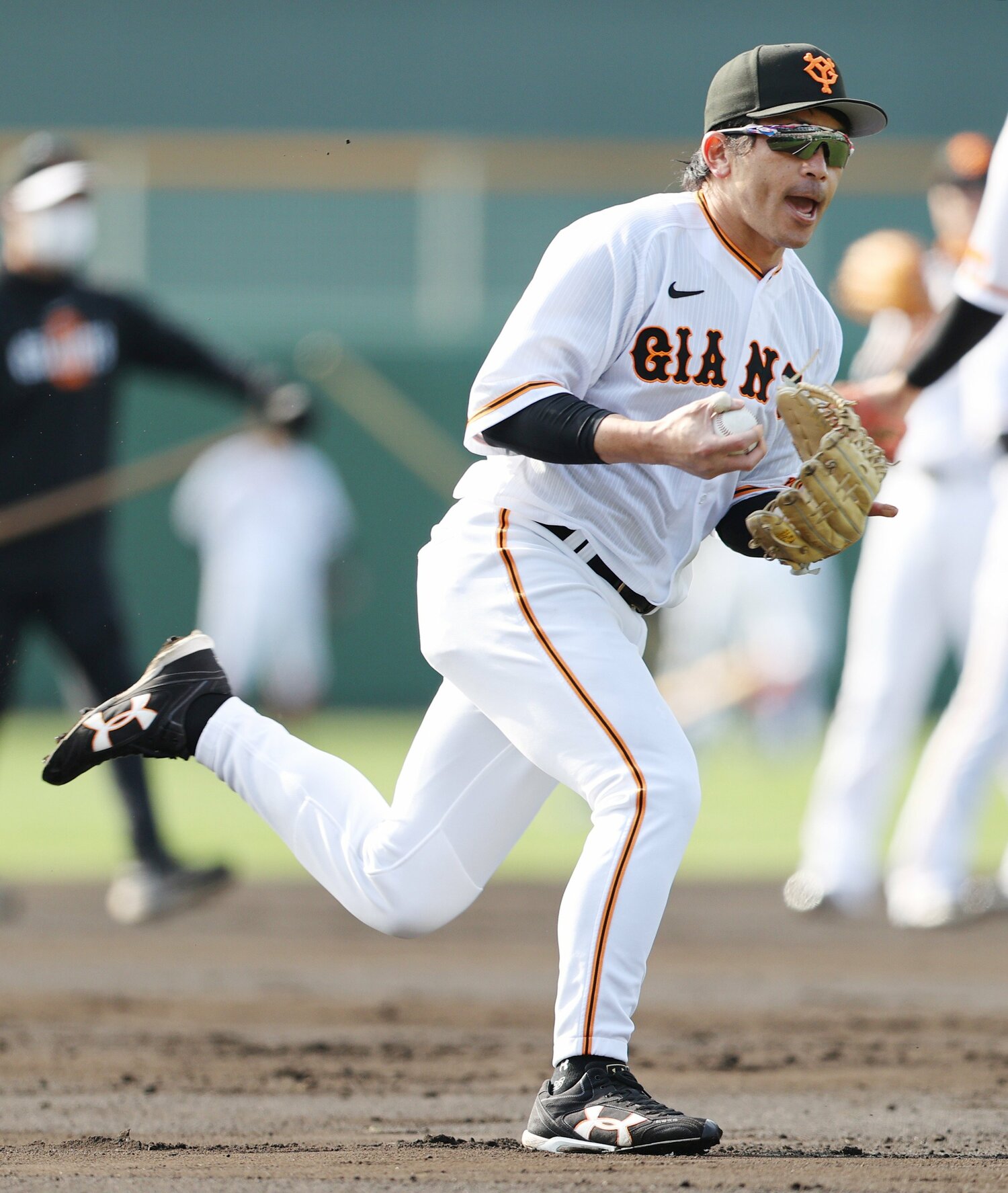 宮崎キャンプで守備練習を精力的にこなす新加入の松田 ©︎JIJI PRESS