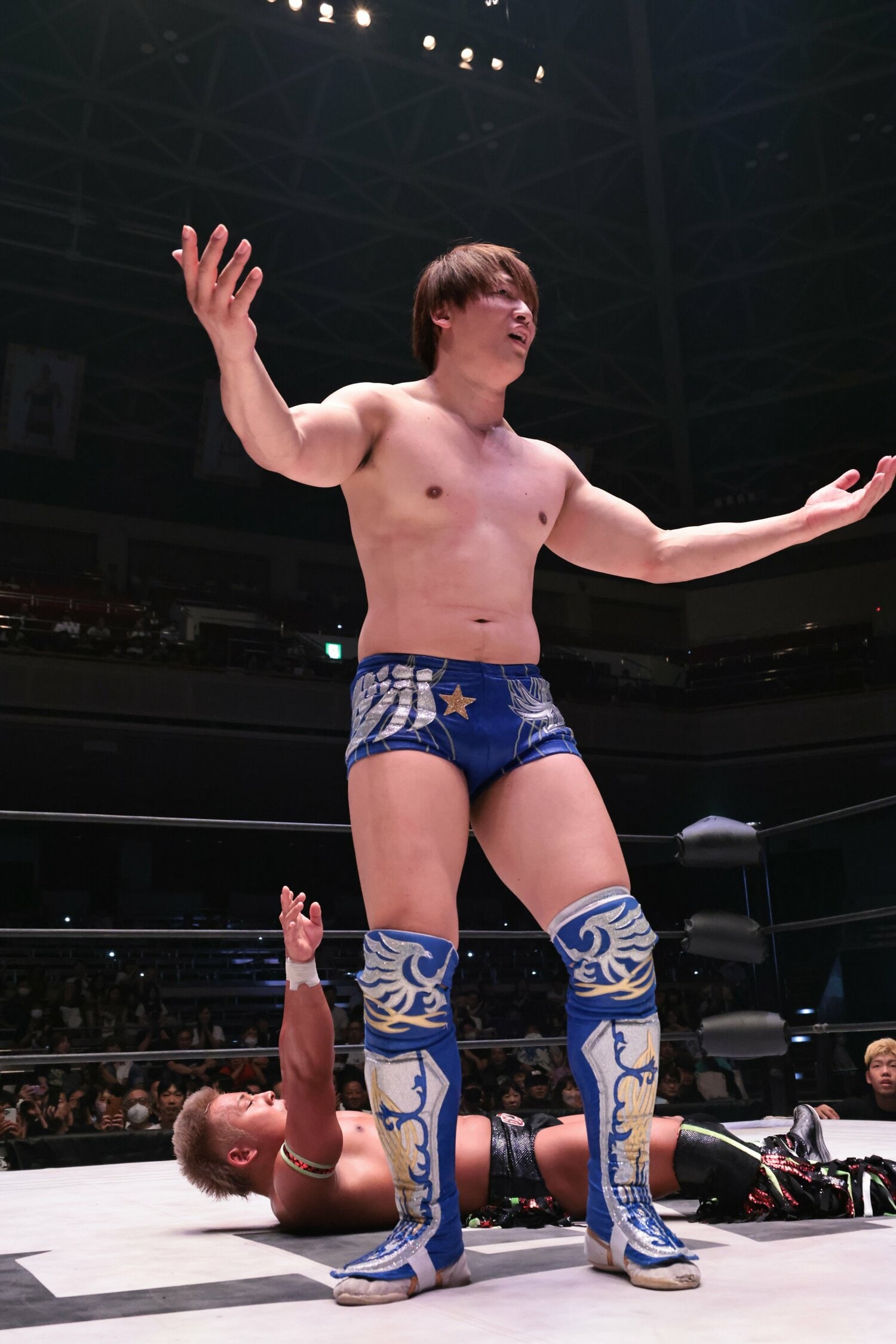 団体初となる2000人超の観客を煽る飯伏　©GLEAT