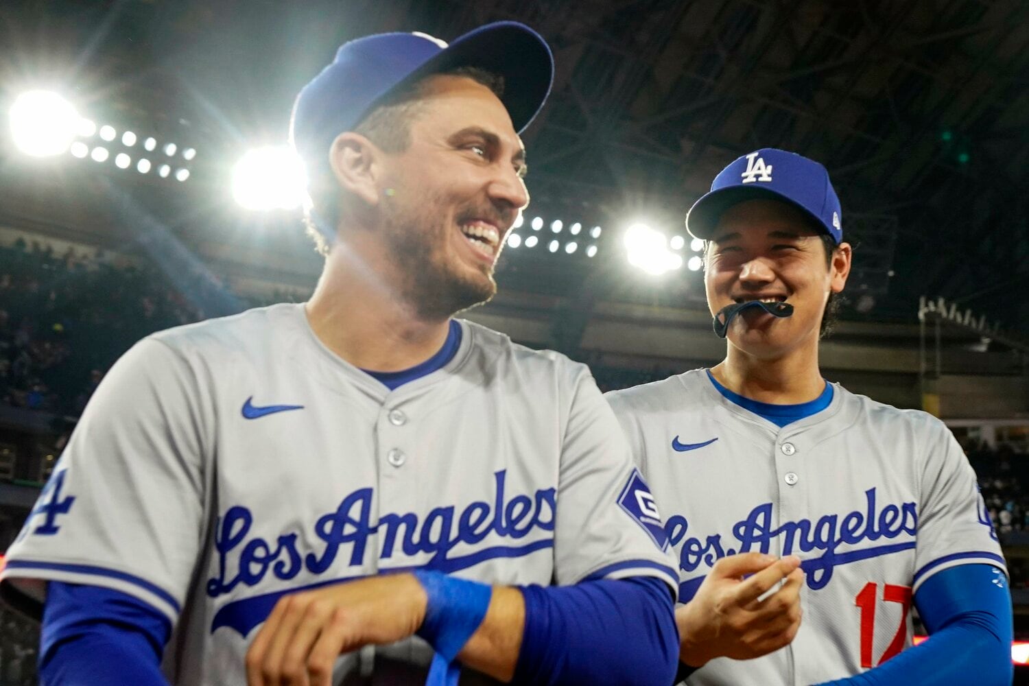 控え捕手のオースティン・バーンズ（34歳）と大谷。ベンチで2人が話すシーンが頻繁に見られる　©AFLO