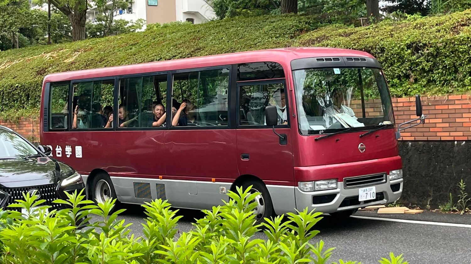 駿台学園のバス。運転席には三角監督が座る