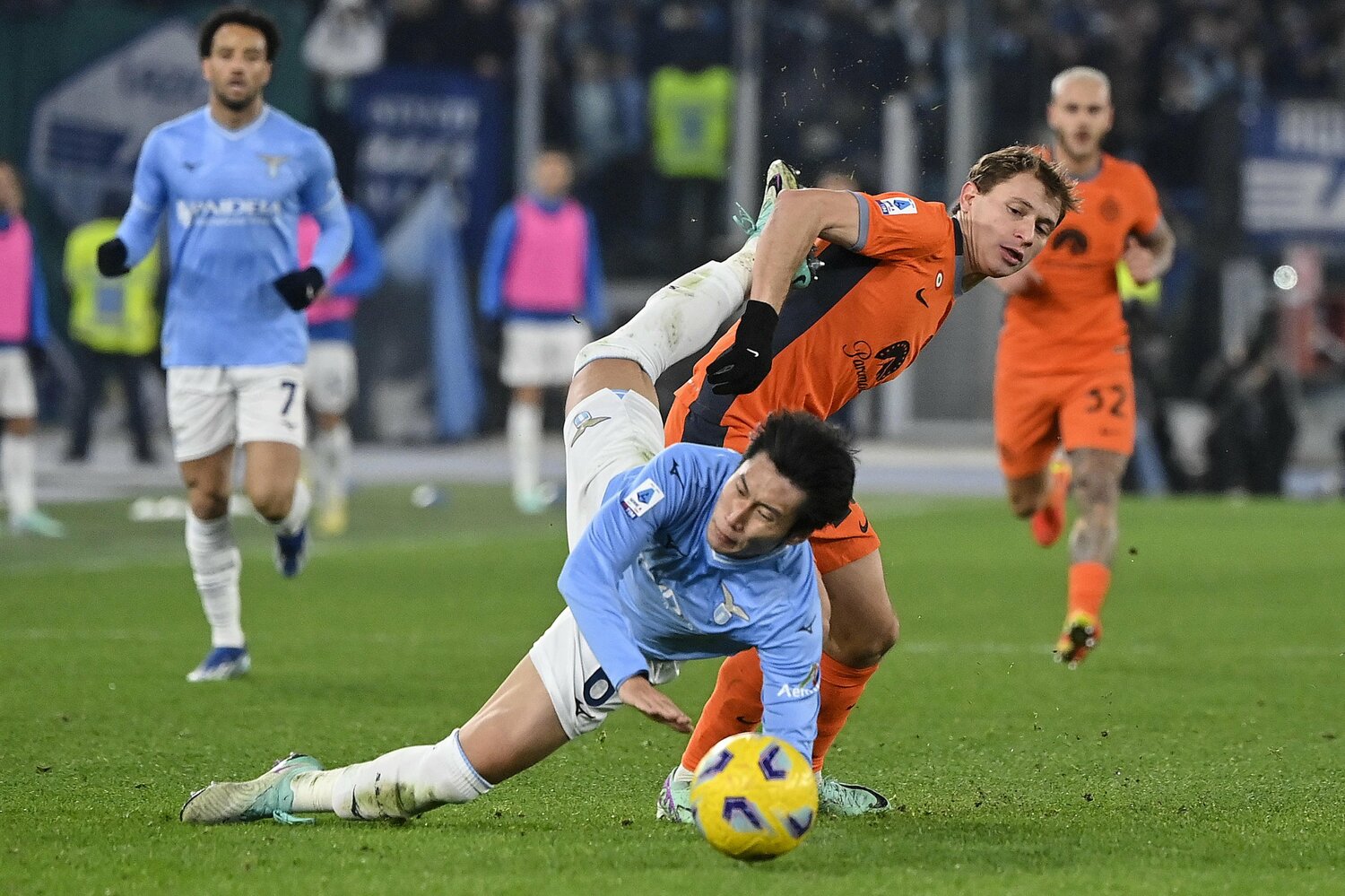 パスでリズムを作るタイプの鎌田が、ボールを受けられない状況が多いのは現地でも懸念されている　©EPA/JIJI PRESS