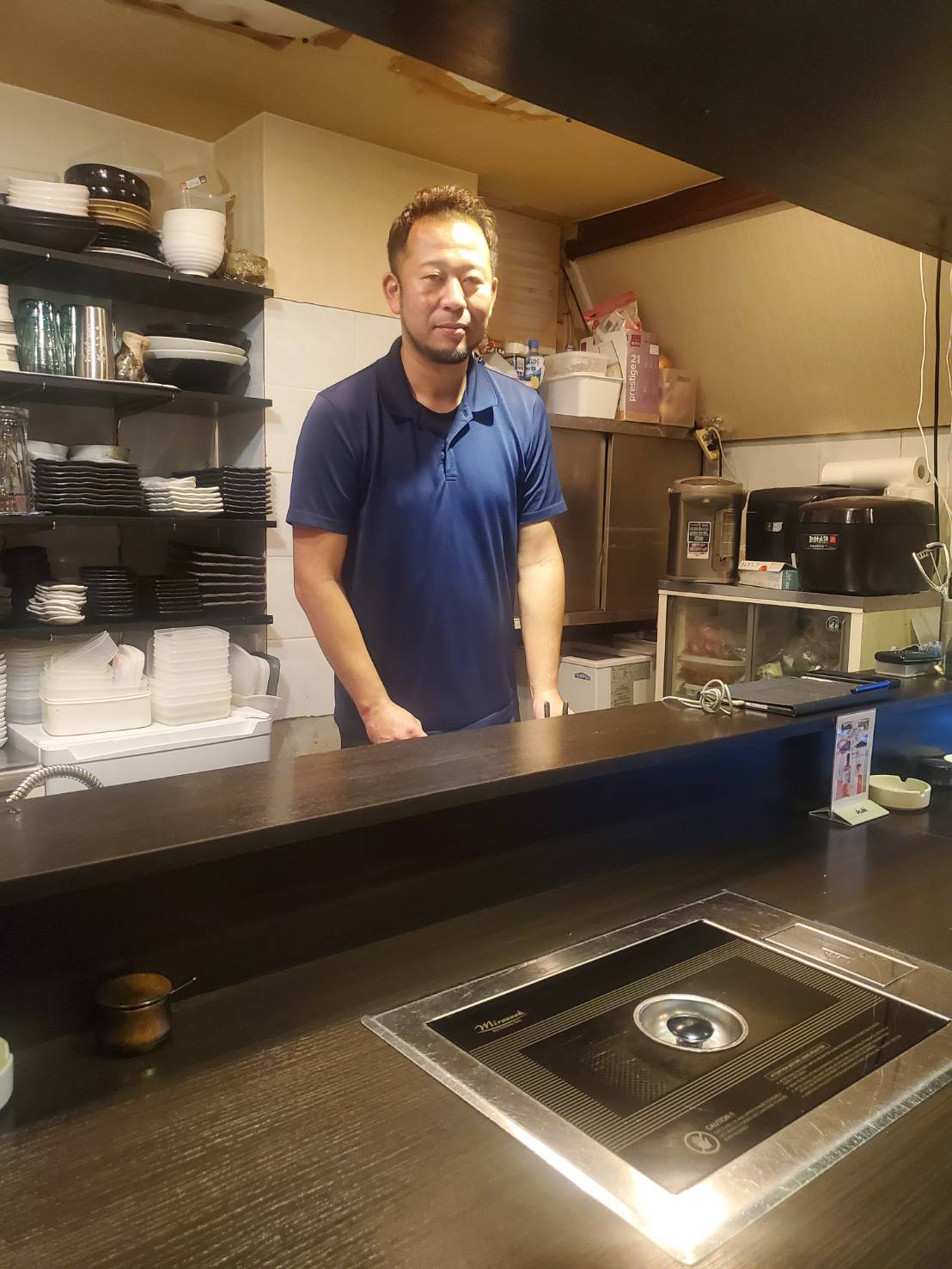 現在は大阪・北新地で飲食店を営む桟原さん　©︎Shunsaku Sakai　