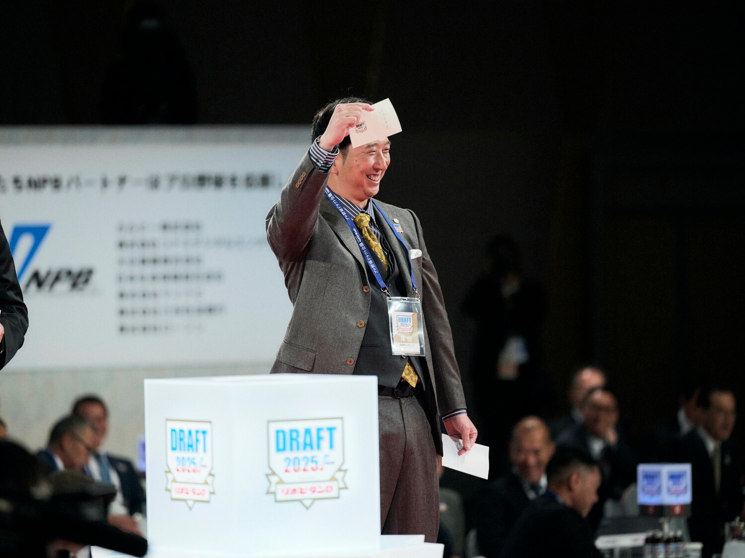 満面の笑みでくじを掲げた阪神・藤川監督 ©Yuki Suenaga