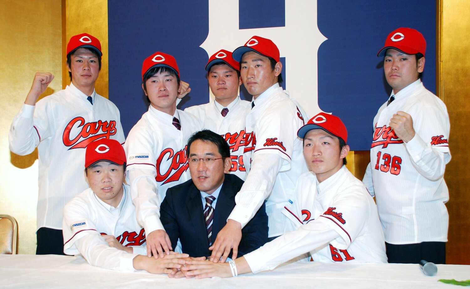 新入団選手発表記者会見で野村謙二郎監督（当時）を囲む鈴木誠也（前列右）ら　©︎JIJI PRESS
