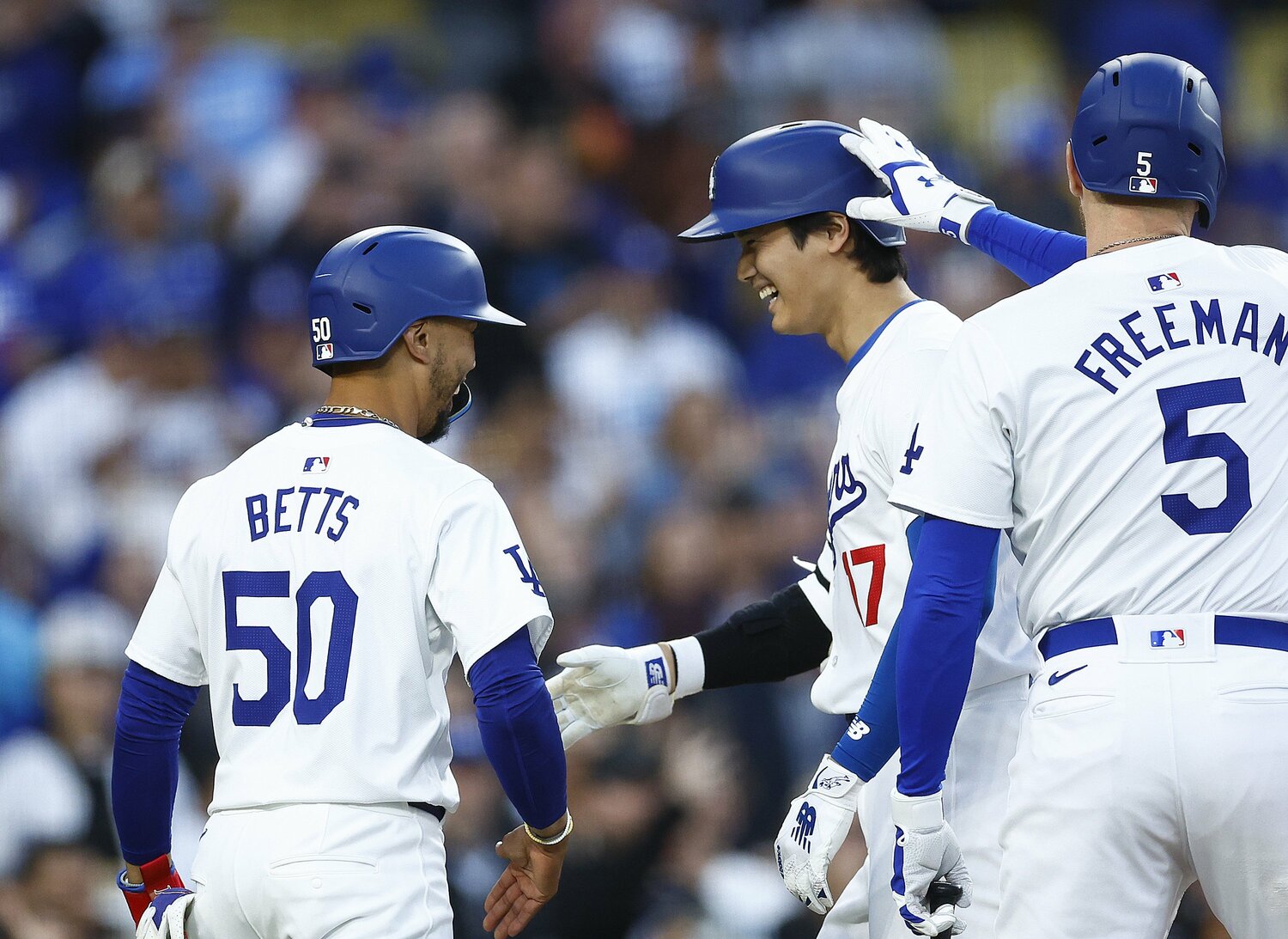 11号本塁打を放った大谷を迎えるベッツとフリーマン　©Getty Images