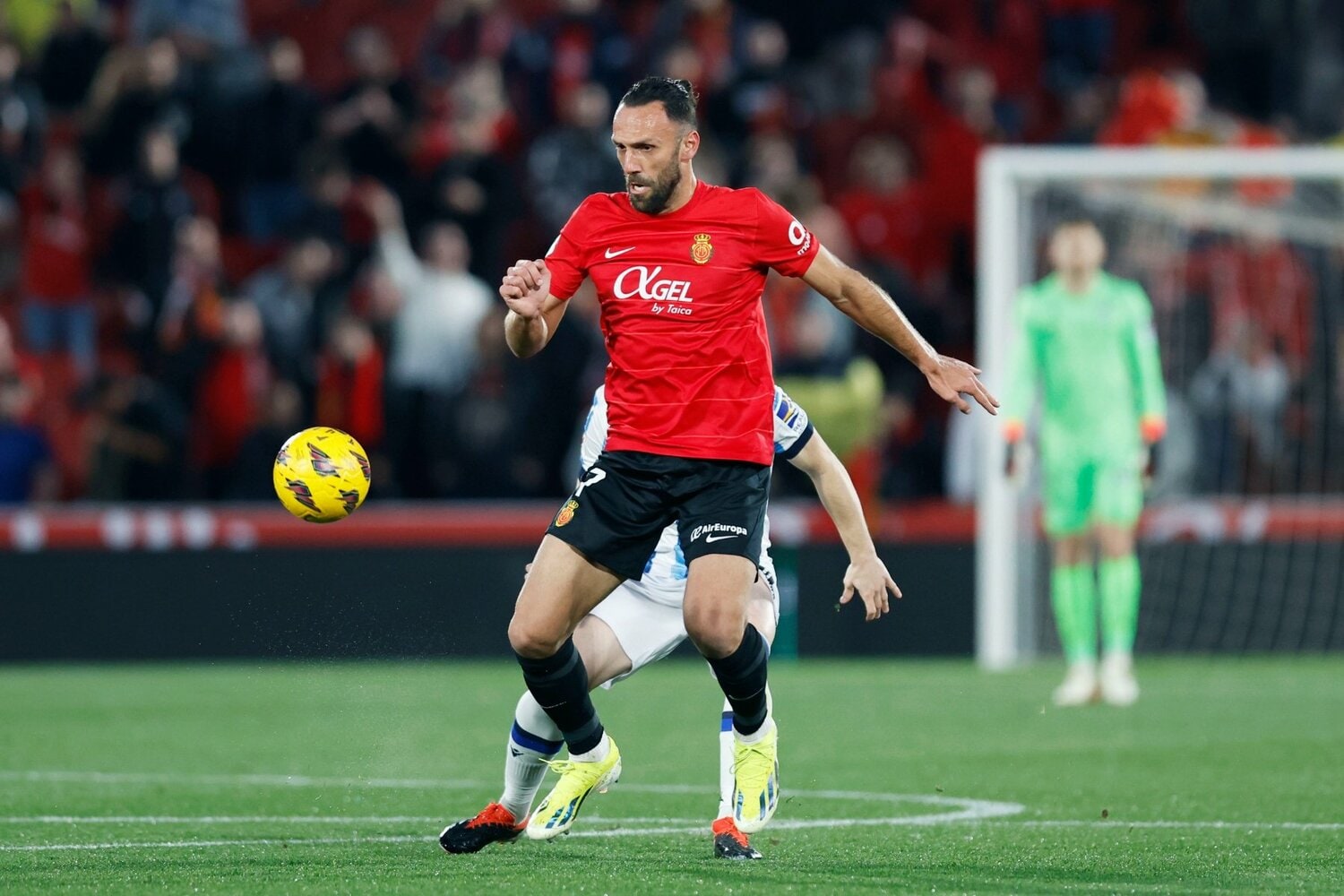 相手を背負いながらプレーするムリキ。かつては久保と共闘した