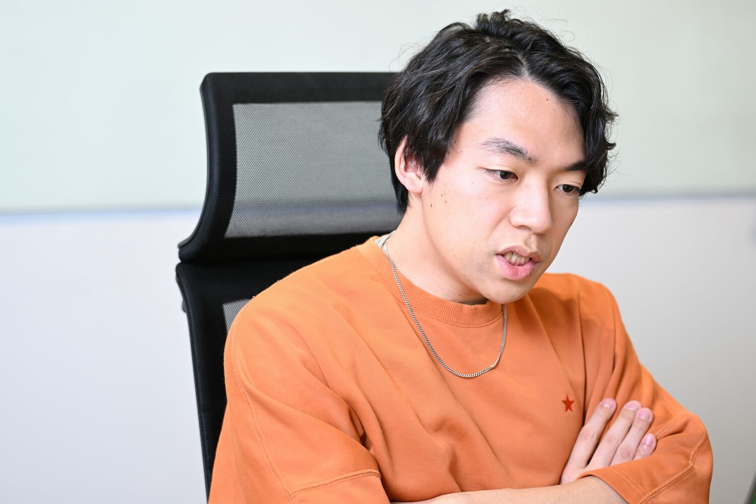 インタビューに答える伊沢拓司 ©Keiji Ishikawa