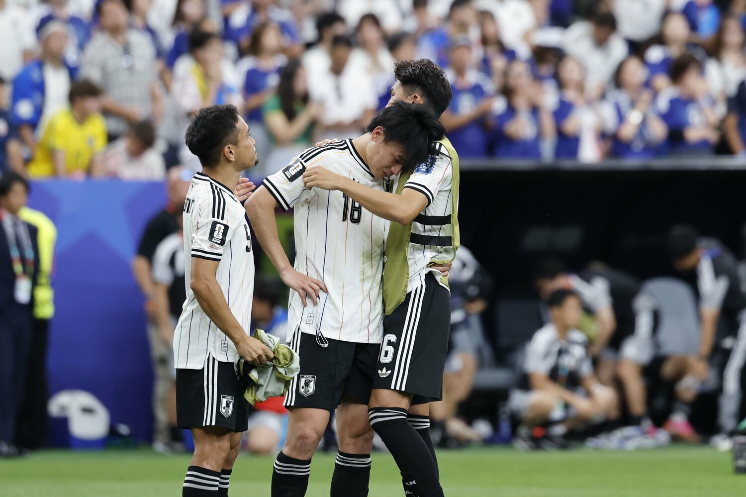 ブラジル戦後のピッチ上の一幕。選手もカメラマンも気持ちの切り替えは難しかった　©Atsushi Tokumaru