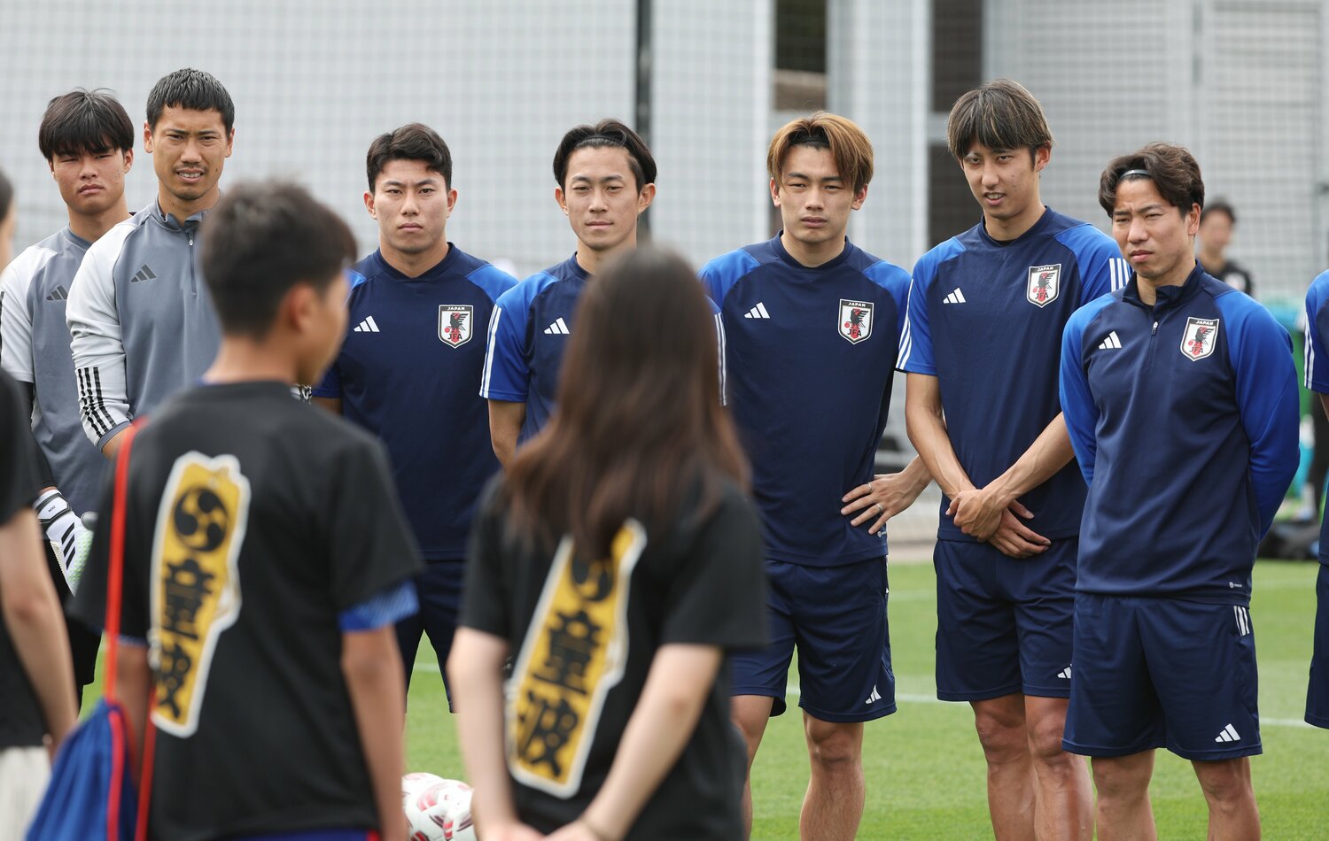 日本人学校の生徒との交流の様子。上田、細谷、伊藤、毎熊の4人組はこの時も一緒だった　©JIJI PRESS