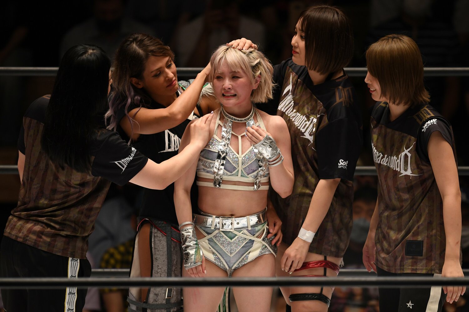 6月28日の試合後、ドンナ・デル・モンドのメンバーから祝福されるなつぽい