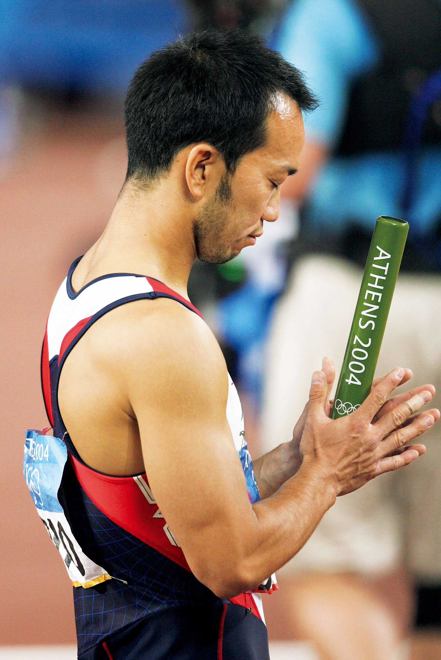 男子4×100ｍリレー決勝、第一走者の土江寛裕はバトンに祈りを込める　©Yomiuri/AFLO