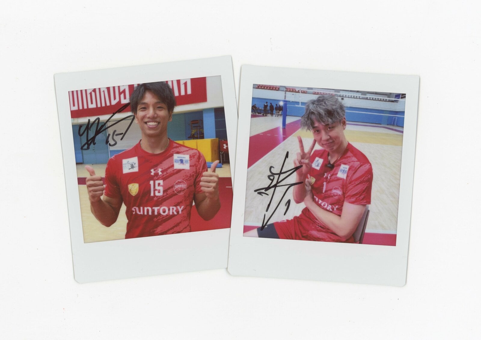喜入選手、小野寺選手のサイン入りチェキ