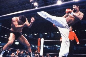 【大乱闘】アントニオ猪木vs“熊殺し”ウィリーの異種格闘技戦は“大乱闘寸前”の決闘に…舞台裏では「反則負けでいいから、腕でもヘシ折ってやれ！」