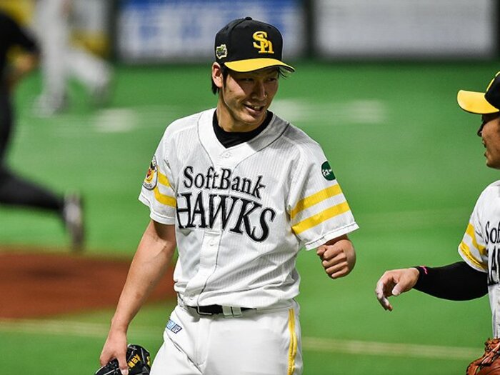 姿はあの頃のまま、捕球音は銃声。武田翔太が教えてくれた「点検箇所」。<Number Web> photograph by Nanae Suzuki