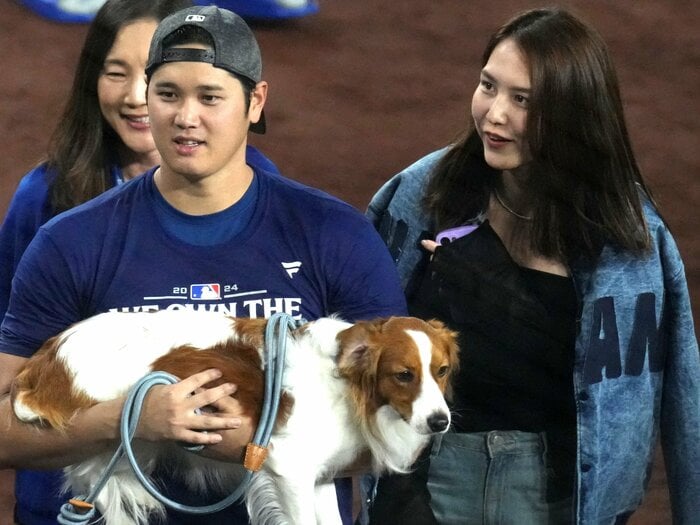 大谷翔平と真美子夫人が「始球式を野球少年に譲っていた」過去も…ドジャース現地で見た、ボブルヘッドデーで家族が生み出す“ほっこりハプニング”＜Number Web＞ photograph by JIJI PRESS