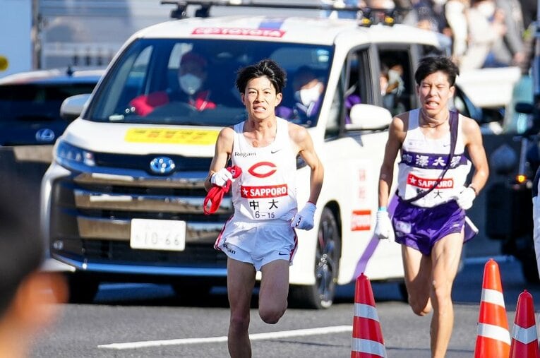戸塚中継所で3区にたすきをつなぐ直前の中大2区・吉居大和（3年）と駒大2区・田澤廉（4年） ／ photograph by Sports Nippon／AFLO