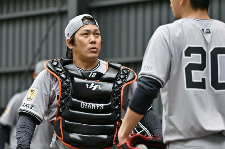 プロ入り後14年目のシーズンで大きな決断をした甲斐。捕手として真価が問われるシーズンとなる ／ photograph by Hiedeki Sugiyama