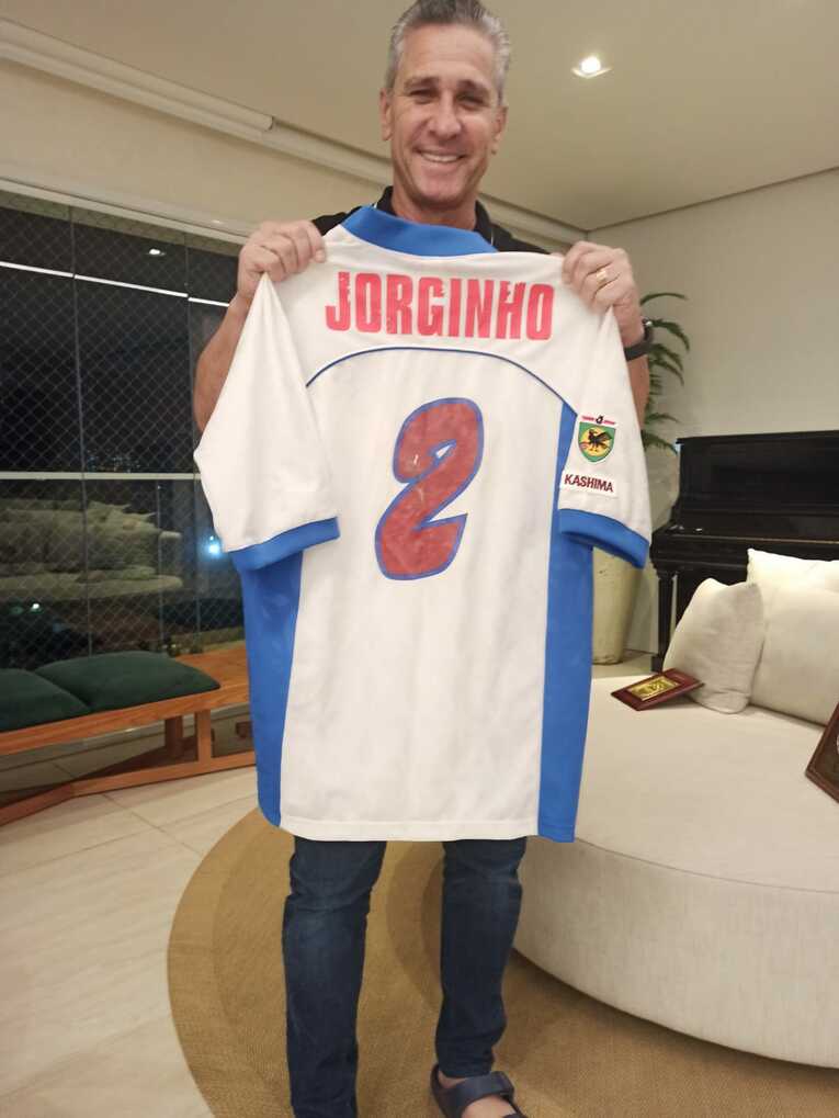 現役時代の鹿島ユニを手に　©Hiroaki Sawada