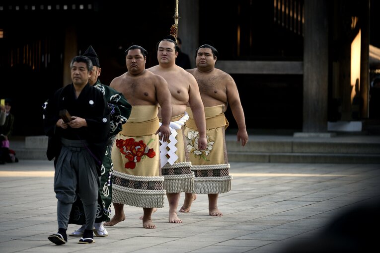 2017年1月、横綱・稀勢の里の奉納土俵入りで太刀を持つ高安　©Naoya Sanuki