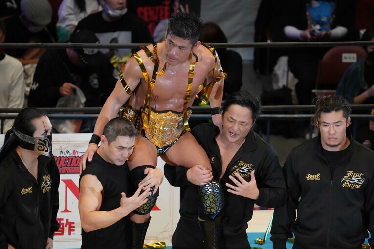 SANADAを祝福するJust 5 Guysの面々。DOUKI、TAKAみちのく、タイチ、上村優也