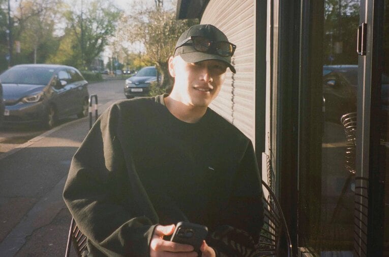 橋岡のいとこでもあるフォトグラファー延命悠大氏が撮影。英国での生活もすっかり慣れてきた ／ photograph by Yudai Emmei