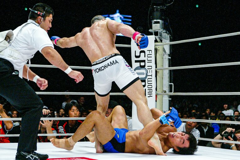 シウバの危険な踏みつけ攻撃（2枚目／全3枚）©Susumu Nagao