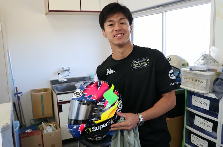 スペシャルカラーリングのヘルメットは日本GPへの決意の表れ　©Satoshi Endo