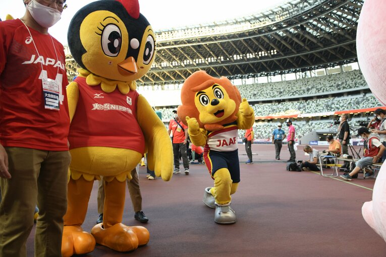 みんながリレーを楽しんでくれた喜びを表現する日本陸連のマスコット・アスリオン　©Hirofumi Kamaya
