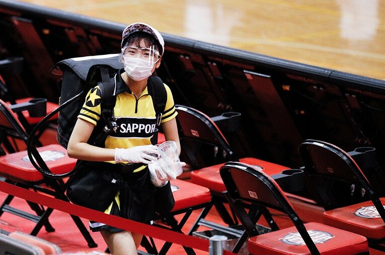 千葉ジェッツふなばしのビール売り子は重たい樽を背負いながら、コロナ禍も笑顔で働き続けている ／ photograph by CHIBA JETS FUNABASHI/PHOTO:KeisukeAoyagi