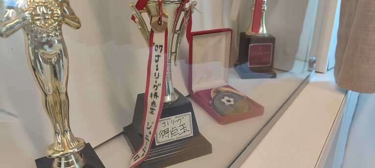 ファンから贈られた手作りのJ１得点王トロフィー…写真はまだまだ続きます　©Hiroaki Sawada