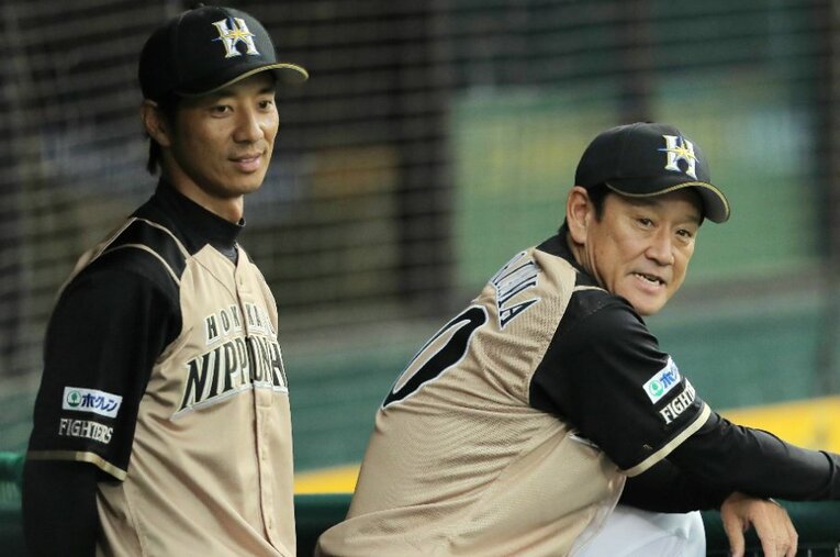 2018年、日本ハム時代の栗山英樹監督と城石憲之コーチ ／ photograph by JIJI PRESS