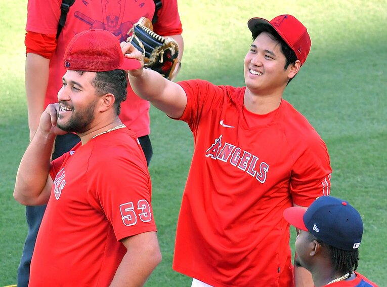 エンゼルス時代、練習終わりのエステベスにイタズラする大谷　©JIJI PRESS