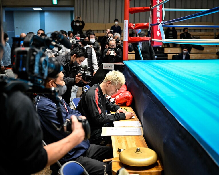 報道陣のカメラに取り囲まれながら筆記試験を受ける那須川天心　©Hiroaki Yamaguchi