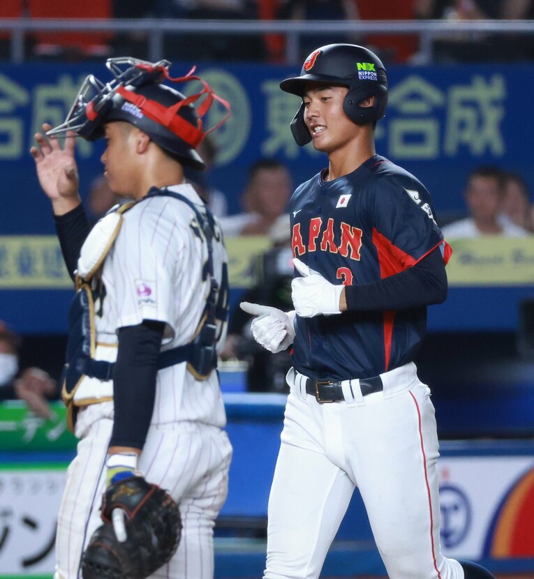 最速157kmの大学生右腕から本塁打を放った内海　©JIJI PRESS