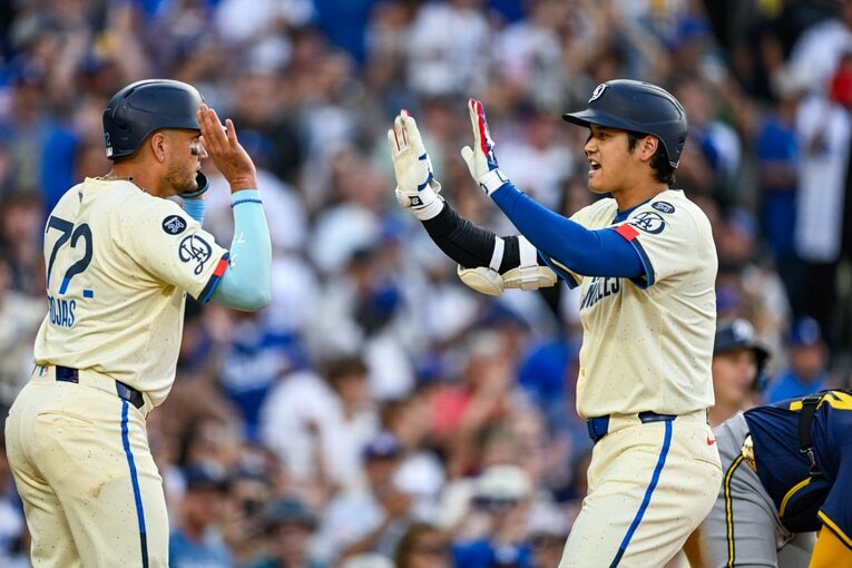 【テレビに映らないドジャース名場面】大谷とロハスのデコピンポーズは今やおなじみ（写真は右に続きます） ©Nanae Suzuki