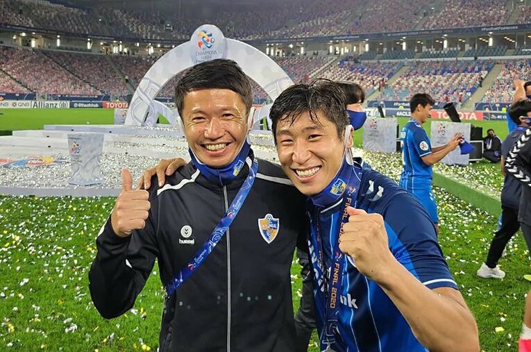 蔚山現代FC（韓国）ではACL制覇も経験した津越智雄フィジカルコーチ（現FC町田ゼルビア）。元G大阪などで活躍したFWイ・グノと（本人提供）