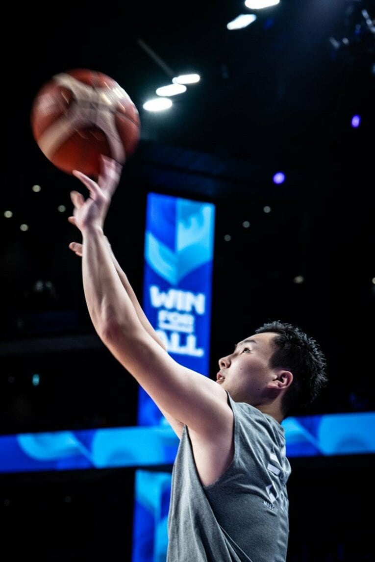 試合前練習でシュートを放つ富永　©FIBA