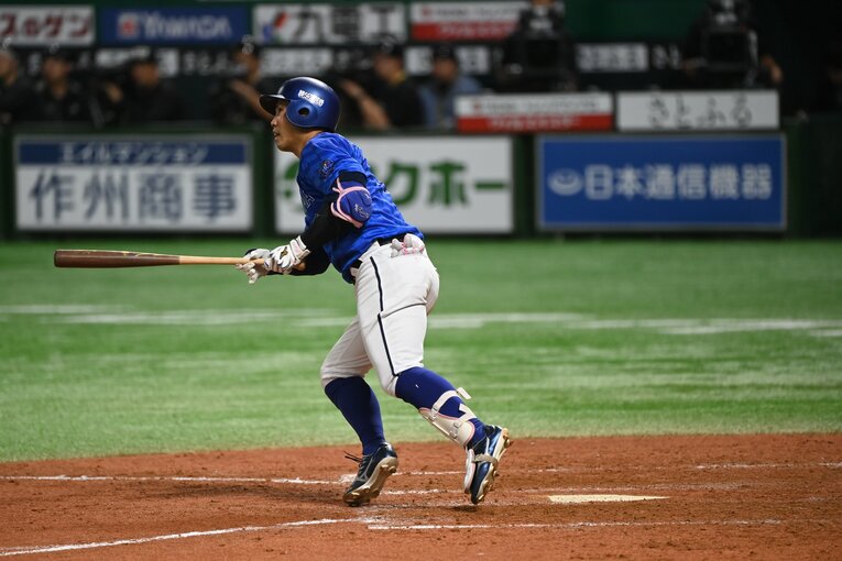 日本シリーズ第3戦、貴重な追加点となるホームランを放つ桑原将志　©Naoya Sanuki