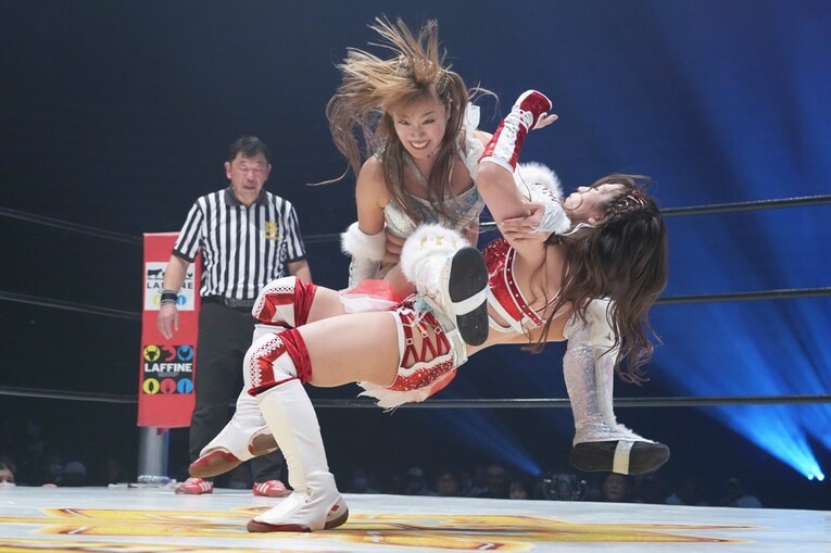 青野未来にボディ・ギロチンを見舞う桜井麻衣　©Essei Hara
