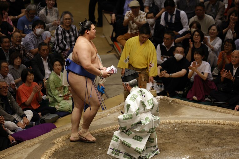 懸賞を受け取る大の里　©Kiichi Matsumoto/JMPA