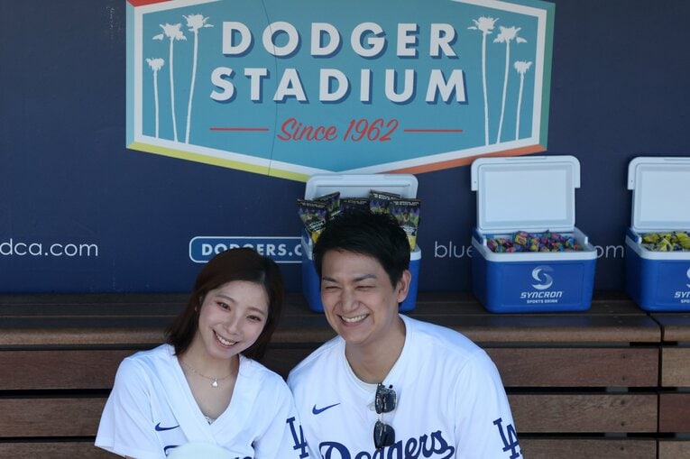 ドジャースタジアムで始球式にのぞんだ2人は楽しそうに記念撮影　©Getty Images