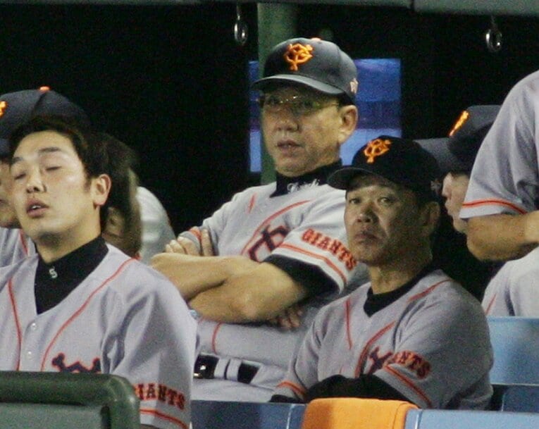 ベンチで厳しい表情を見せる堀内監督　©JIJI PRESS