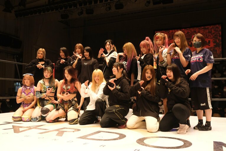 12月25日、年内最後の後楽園ホール大会では、エンディングで選手たちの記念撮影も　©Norihiro Hashimoto