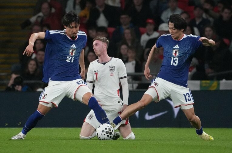 コール・パーマーのボールを奪う伊藤洋輝と中村敬斗。チェルシー所属の名手に決定的な仕事をさせなかった ／ photograph by Masashi Hara