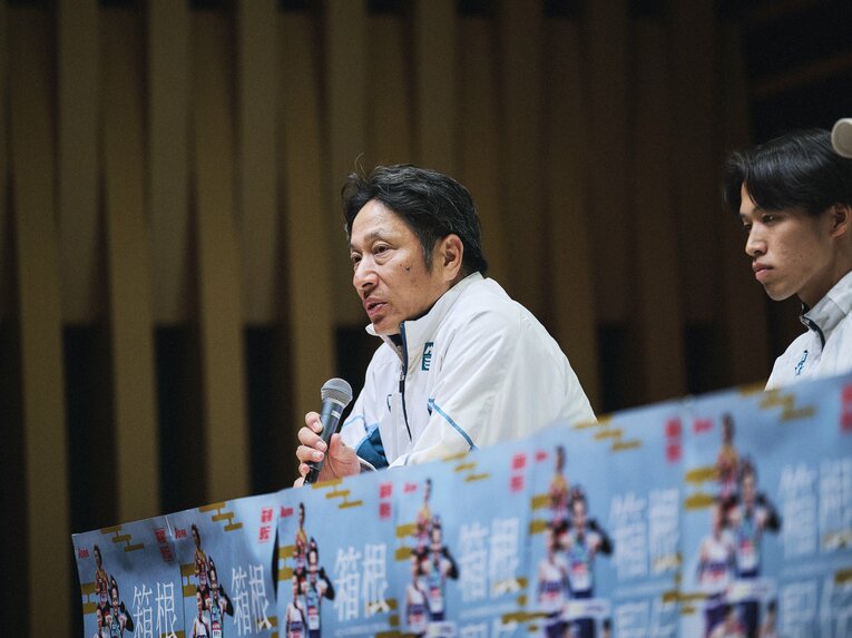 優勝会見の壇上で語る青学大の原監督　©︎Yuki Suenaga