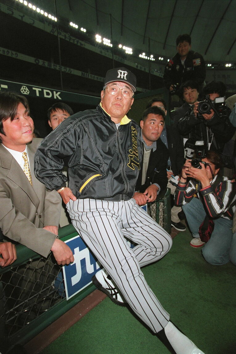 選手とのコミュニケーションには新聞報道も利用した阪神時代の野村監督　©JIJI PRESS